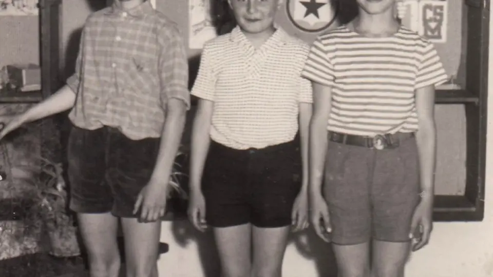 Jakub Sviták (vlevo) ve škole v roce 1963