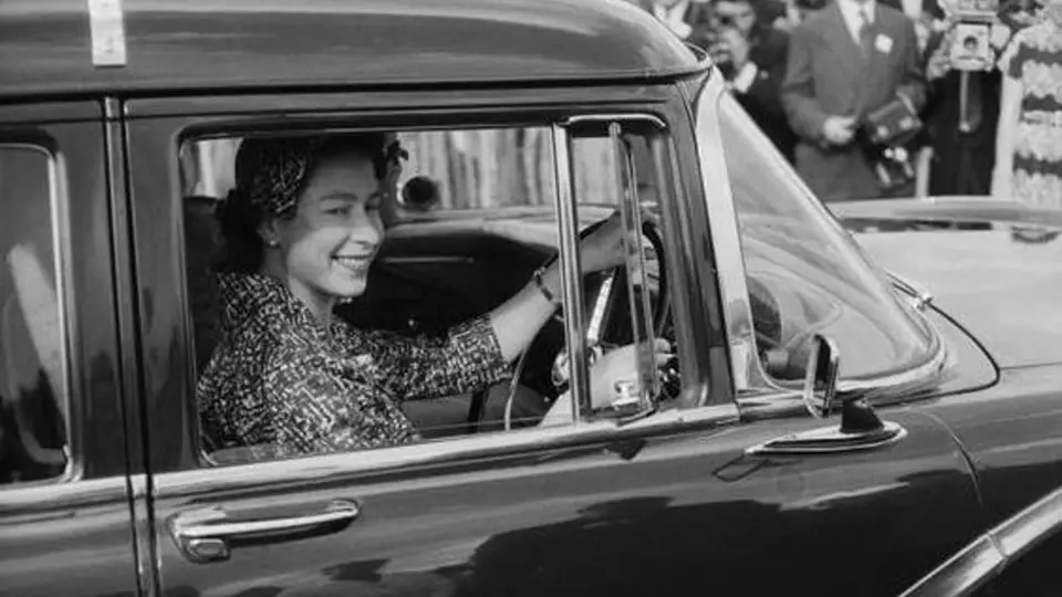 Královna Alžběta II. je zdatnou řidičkou i bez oprávnění.