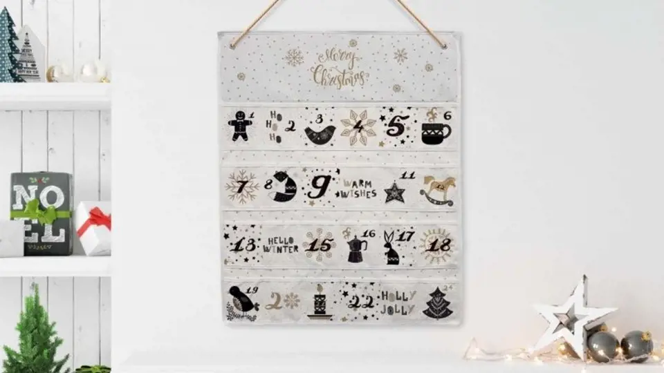  Adventní kalendář z bavlny naplňte malými drobnostmi, cena 1200 Kč.