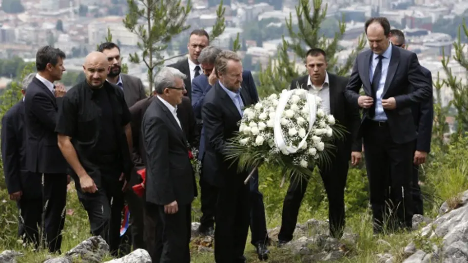 Současný předseda kolektivní hlavy bosenského státu Bakir Izetbegović dnes jako vůbec první bosňácký politik uctil památku srbských obětí zavražděných během války v Sarajevu. 