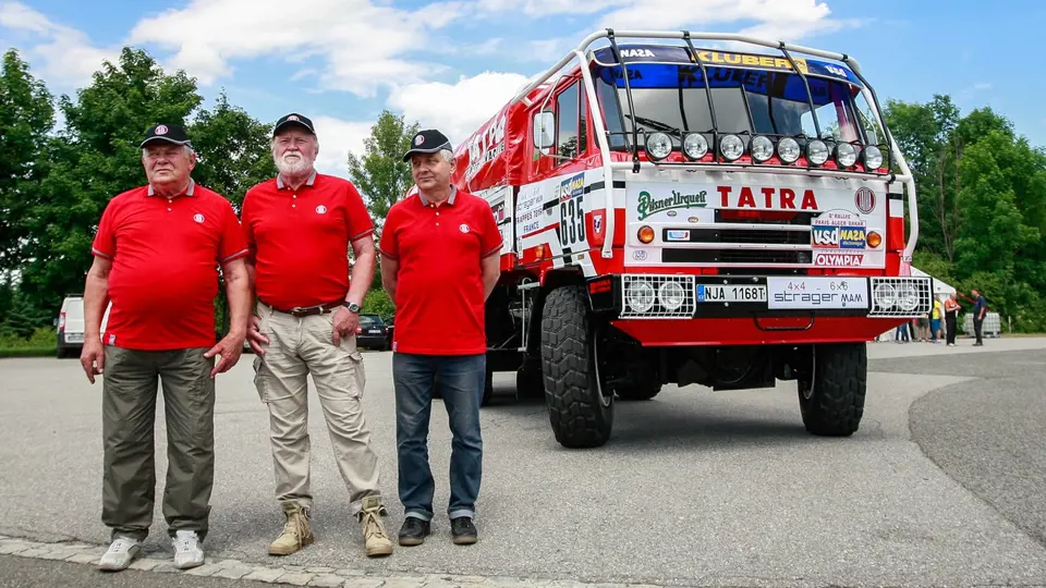 Dokonale zrenovovaný ostrý soutěžní vůz Tatra 815 VE 6x6 pro rallye Pařiž-Dakar 1986 z posádkou: Zdeněk Kahánek (řidič), Josef Kalina (navigátor) a Miroslav Gumulec.