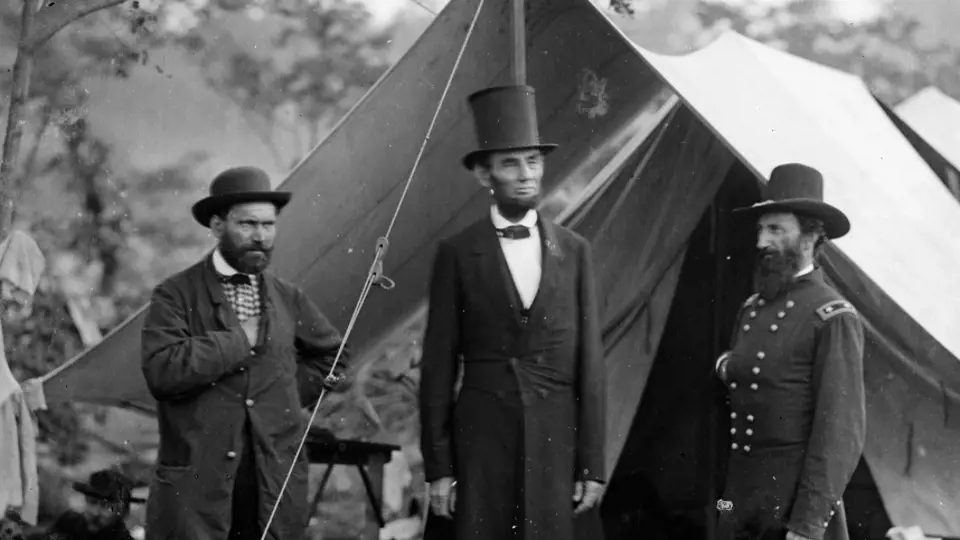Abraham Lincoln, Allan Pinkerton a John Alexander McClernand při návštěvě bitevního pole u Antietamu 3. října 1862