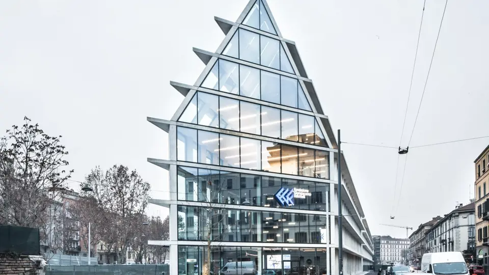TOP KANCELÁŘE V MILÁNĚ. První stavba v Itálii navržená slavným studiem Herzog & de Meuron. Nejedná se o běžnou kancelářskou budovu, ale spíš o tvůrčí hub.