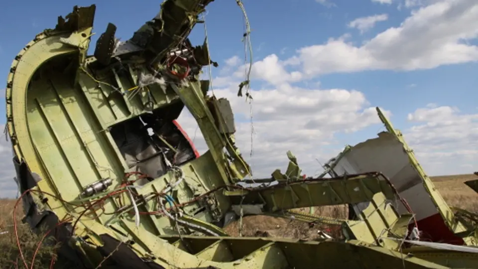 Jeden z pasažérů malajsijského letu MH17, který byl v červenci nad východní Ukrajinou podle všeho sestřelen, měl na sobě kyslíkovou masku. 