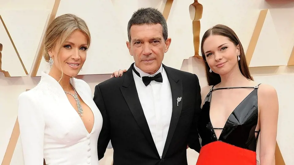 Antonio Banderas se svou partnerkou Nicole Kimpel a dcerou Stellou na Oscarech. 