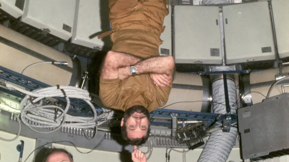 Astronaut Gerald P. Carr předvádí nulovou gravitaci