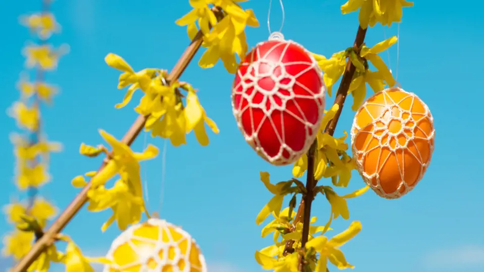 Velikonoční vajíčka zdobená háčkovanými motivy.