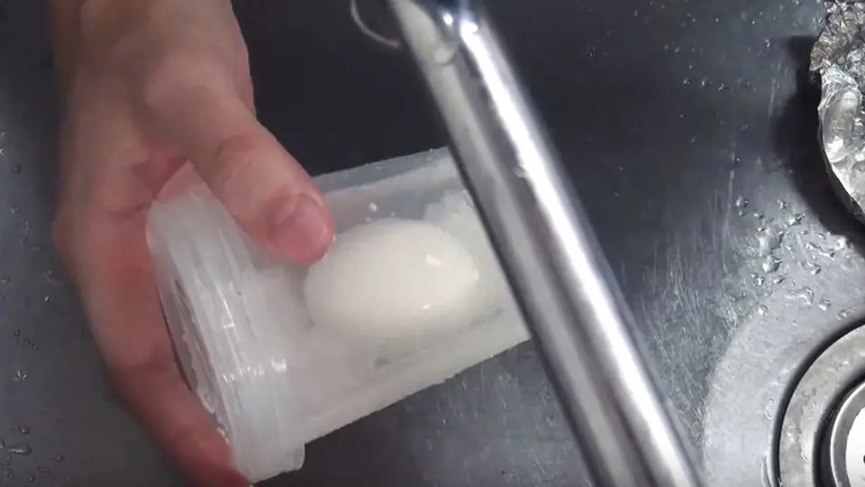Po rozbalení můžete vejce vložit zpět do nádoby a pořadně s ním zatřást, skořápka sama odpadne.