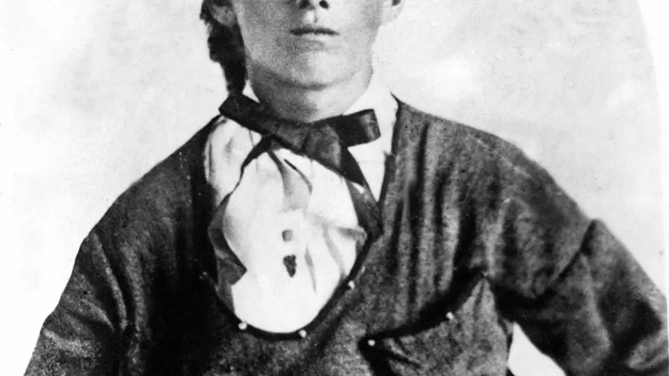 Jesse James. Hezký mladík s krutýma očima, jež svědčily o jeho schopnosti jít přes mrtvoly