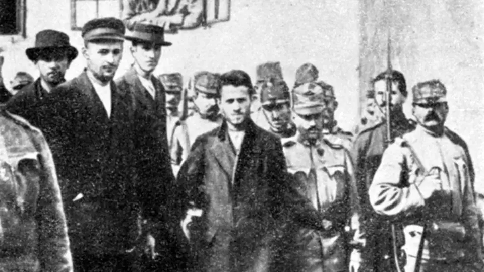 Gavrilo Princip v doprovodu eskorty, míří k soudu
