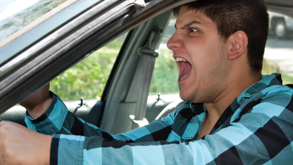 Potlačenou agresi si často vybíjí tím, že vyhledává adrenalin. Možná se k němu bojíte přisednout do auta, protože se za volantem chová zběsile.