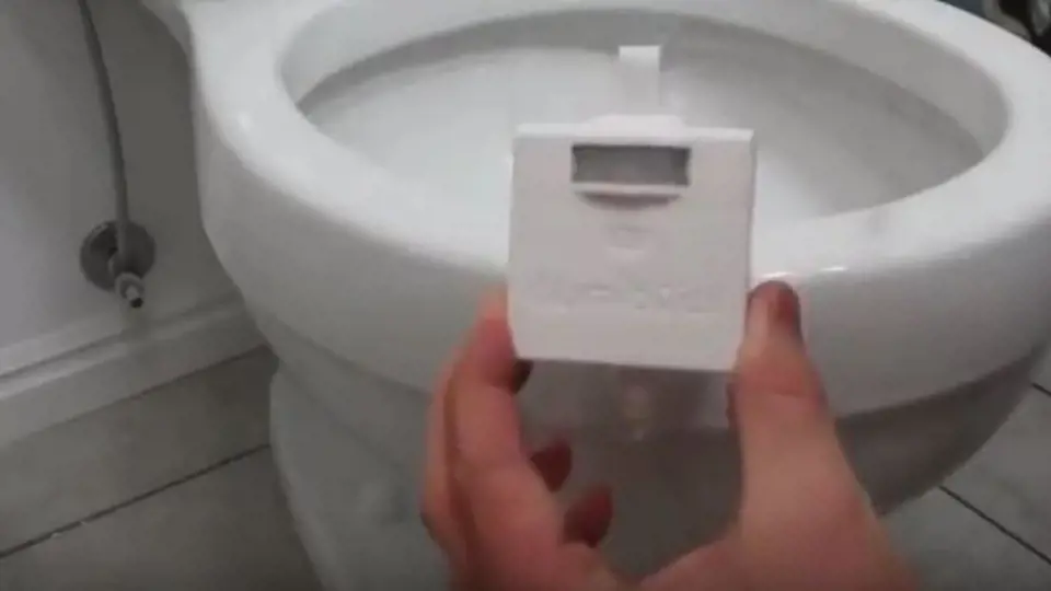 Noční záchod – stačí malá krabička za deset dolarů, kterou umístíte na mísu.