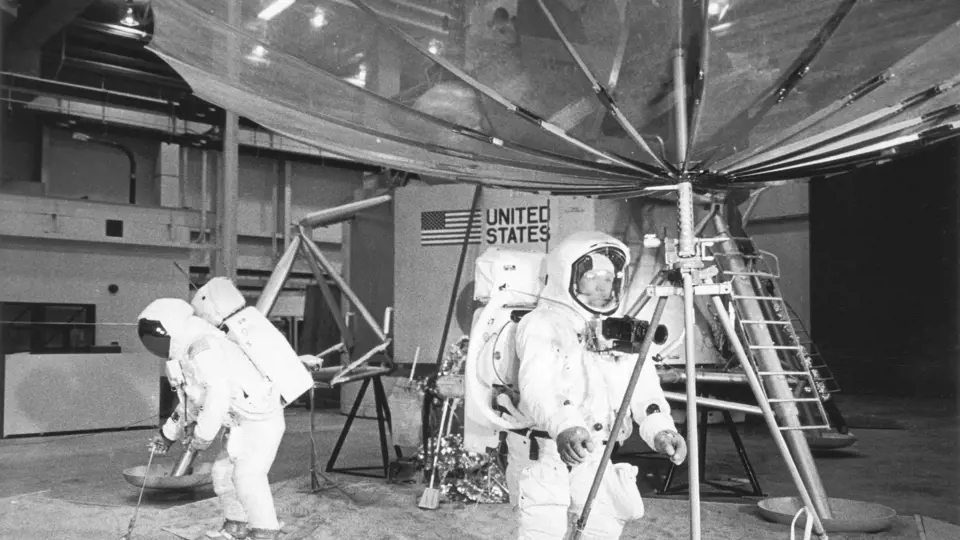 Snímek z tréninkové haly NASA, duben 1969. Buzz Aldrin (vlevo) sbírá vzorek horniny, Neil Armstrong s kamerou na hrudi kontroluje jednu z antén.