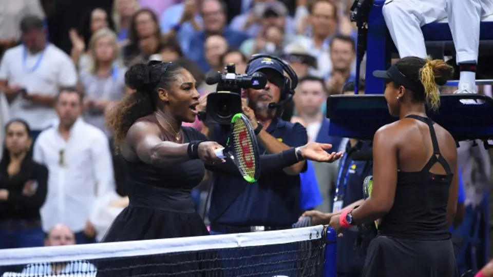 Kontroverzní finále US Open mezi Serenou Williamsovou a Naomi Ósakaovou ovládla po setech 6:2 a 6:4 dvacetiletá Japonka.