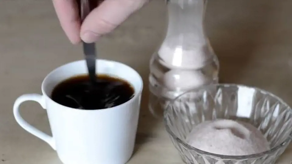 Kávu se solí dobře promíchejte a pak už stačí si svůj šálek jen vychutnat.