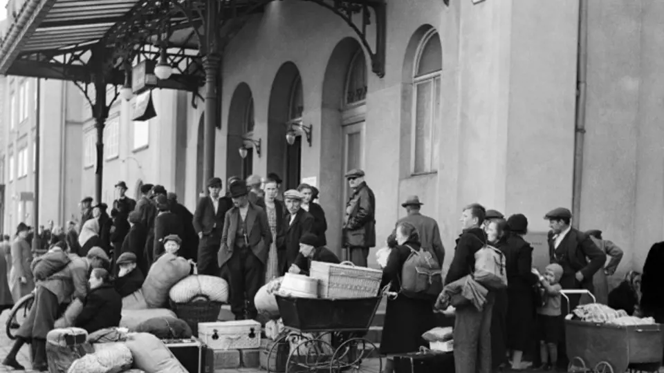 Příliv lidí z pohraničí na Masarykově nádraží v Praze