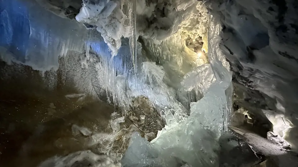 Neskutečná krása ukrytý v Natur Eis Palast na ledovci Hintertux
