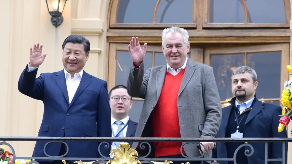 Český prezident Miloš Zeman se svým čínským protějškem Si Ťin-pchingem během jeho březnové návštěvy ČR