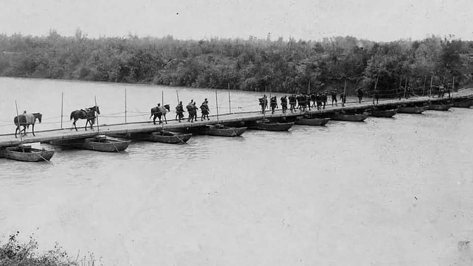 Pontonový most přes rozvodněnou Piavu. Tyto provizorní mosty byly pravidelným terčem italského dělostřelectva i bombardérů.