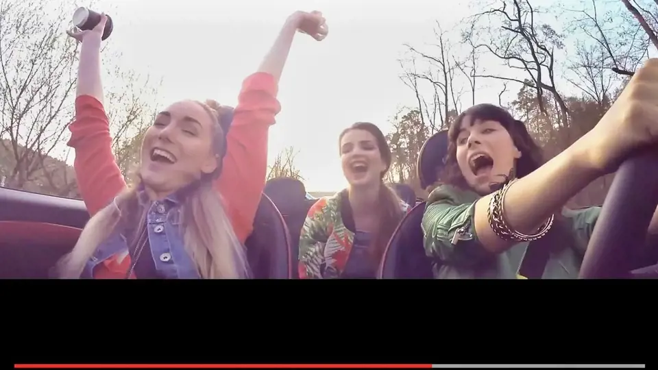 Záběry z TV reklamy na MOL z roku 2016 připomínají video z tragické nehody dvou mladých žen v Obrnicích. 