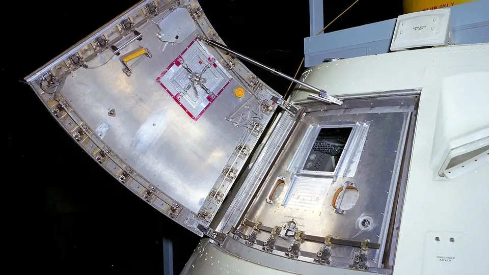 Dvojitý systém dveří Apolla 1, který znemožnil jejich rychlé otevření