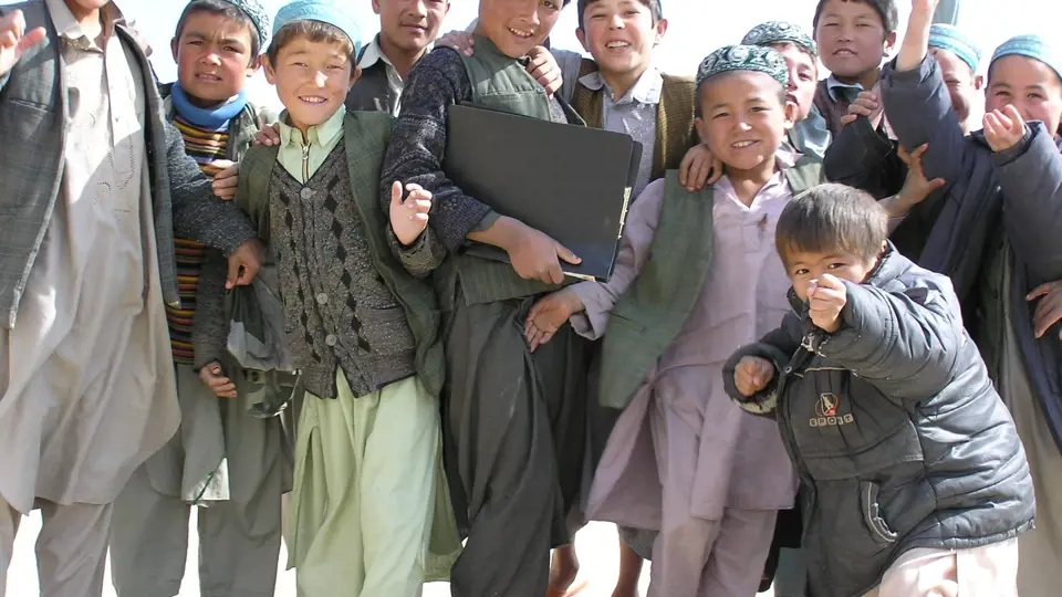 V současné době v Afghánistánu chodí do škol sedmkrát více dětí než v roce 2001.