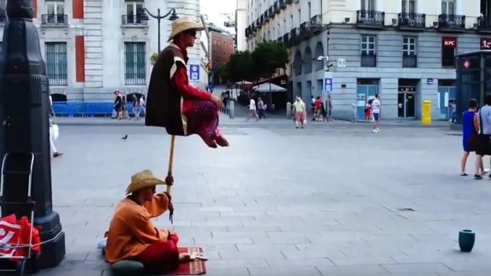 Pouliční levitace – ve větších městech jsou tito “umělci“ k vidění poměrně často. V čem tedy spočívá jejich levitace?