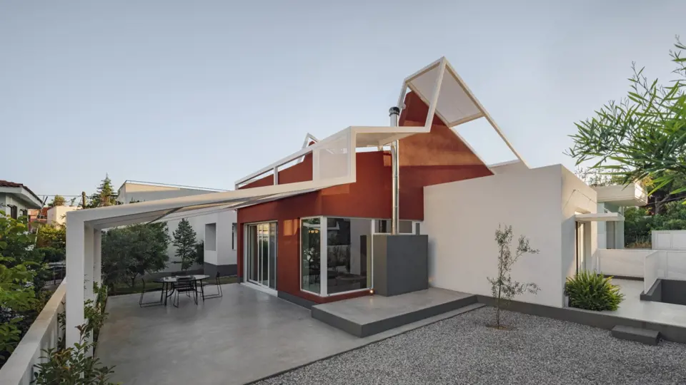 Dům má netradiční tvar i falešnou kovovou střechu