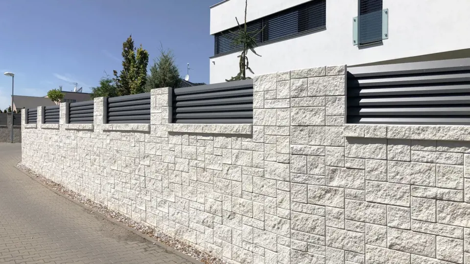 Systém Stavoblock nabízí zahradní zdi neomezených výšek skládané suchou cestou bez použití malt, armatury a betonu.