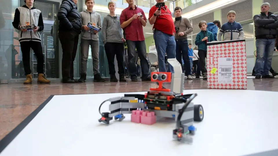 Soutěž malých robotů RoboGames na UTB ve Zlíně.