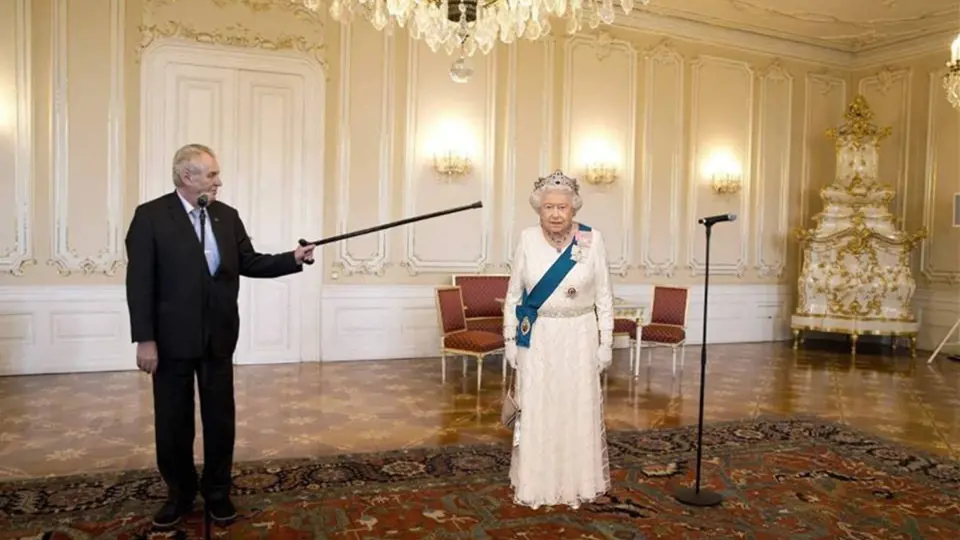 Internet si dělá legraci ze Zemanovy audience u britské královny