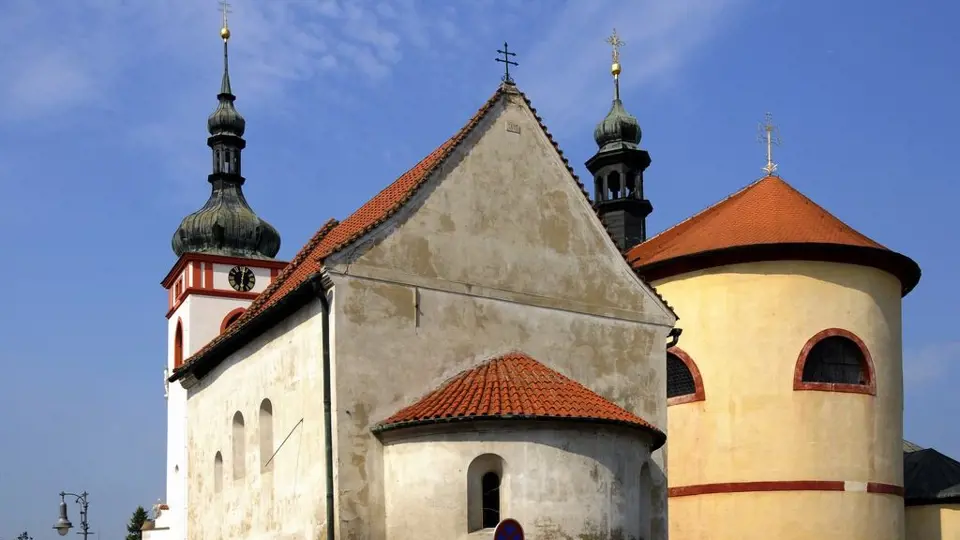 Románská bazilika sv. Václava s kryptou sv. Kosmy a Damiána je postavena na místě, kde byl podle tradice roku 935 zavražděn a po tři roky pohřben sv. Václav.