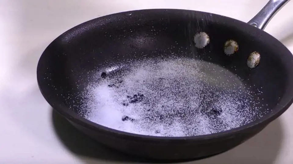 Připáleniny na nádobí stačí zasypat solí. 