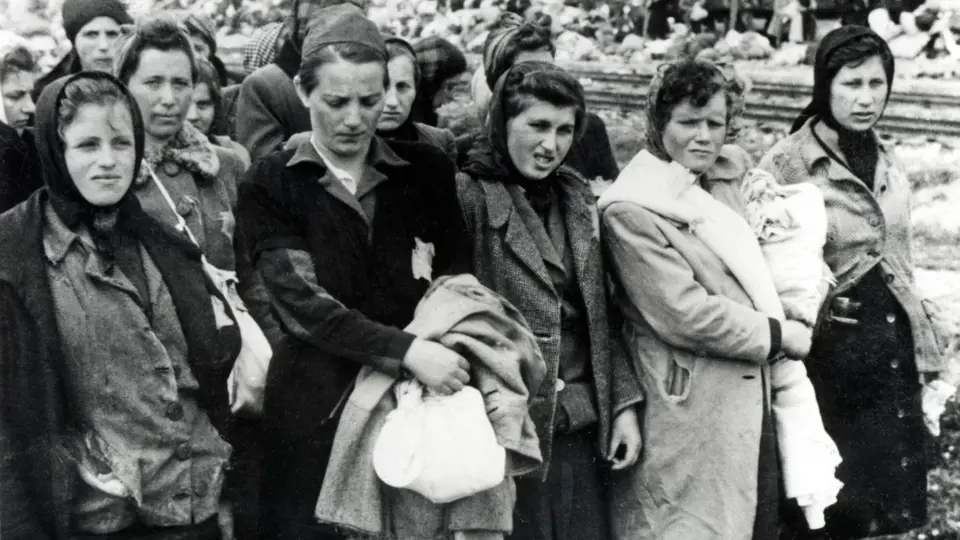 Ženy a dívky v koncentračních táborech trpěly nedostatkem hygieny.