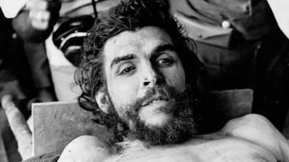 Che Guevara vypadá jako živý, přesto je tady po devíti průstřelech po smrti...