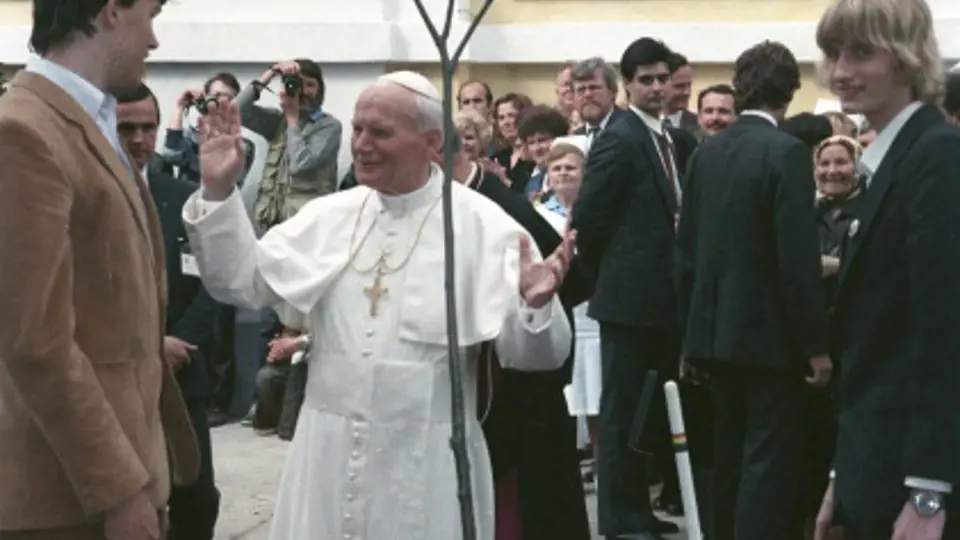 Jan Pavel II. při zasazení lípy na Velehradě v roce 1995