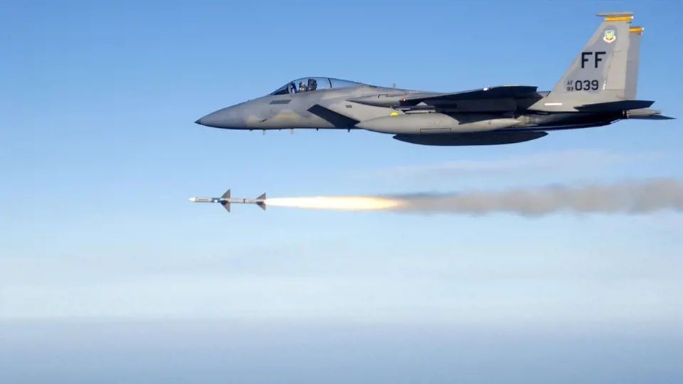 Stíhací letoun F-15 při odpálení raket vzduch-vzduch