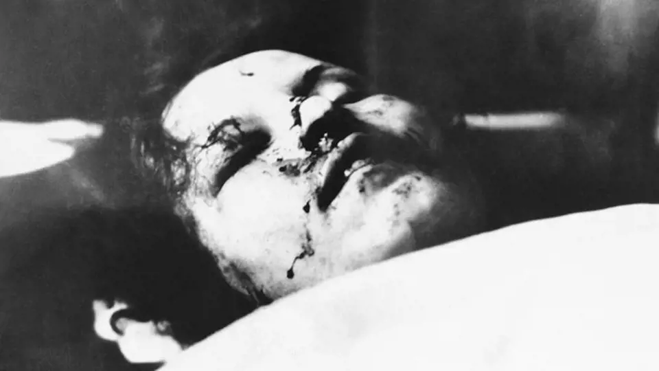 Mrtvý Clyde Barrow. Jeho tělo zasáhlo nejméně 50 ran