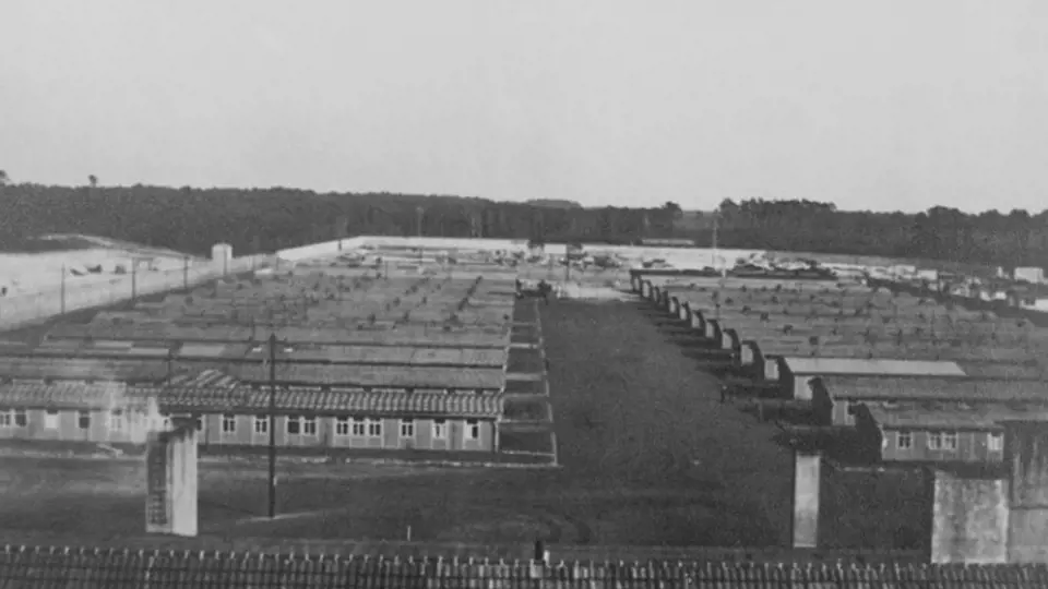 Koncentrační tábor Ravensbrück, pohled ze severní strany. Heinrich Himmler naplánoval výstavbu dalšího koncentračního tábora poblíž vesnice Ravensbrück v jezerní krajině Meklenburska v roce 1938. Postavili jej vězni z koncentračního tábora Lichtenburg.