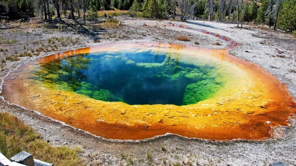 Jezírko patří k jedné z nejnavštěvovanějších atrakcí Yellowstonského národního parku.