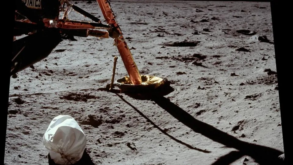 Apollo 11 setrvalo na Měsíci celkem 21 hodin a 36 minut.