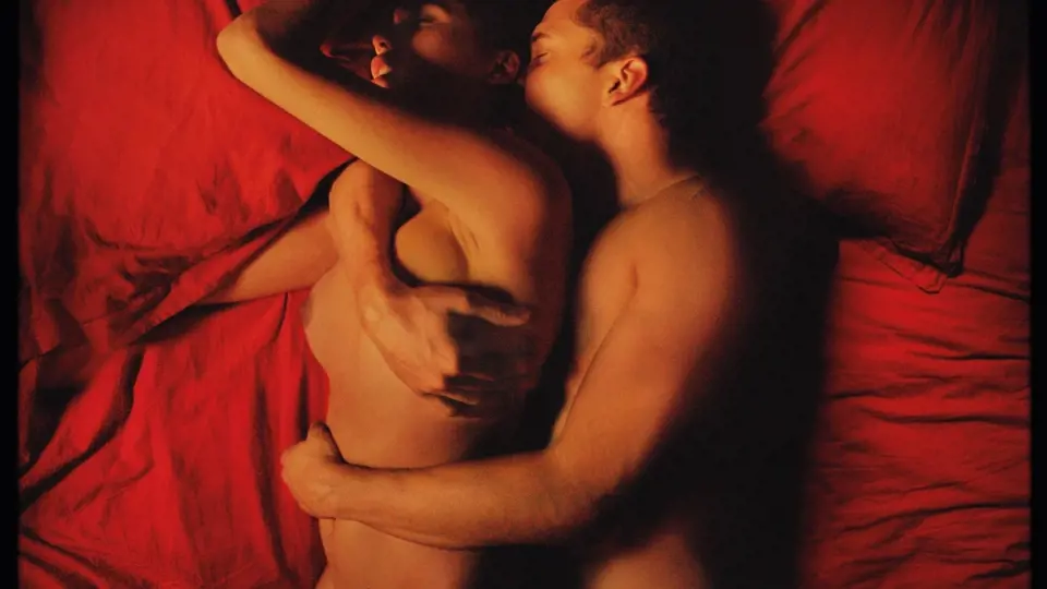 LOVE. Karl Glusman a Aomi Muyocková jako Murphy a Electra, Noého moderní hrdinové uvízlí v tenatech sexu. 