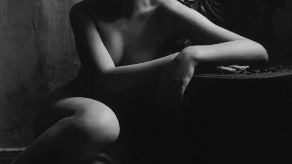 Binde, Nude on a chair