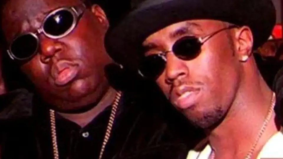 Rapper Notorious B.I.G. opouští hudební klub. Neměl tušení, že už na něj čeká smrt. Dopravní nehodu nepřežil.