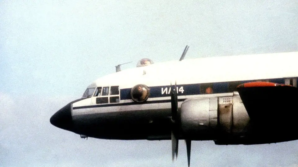 Pohled z kokpitu sovětského letadla Il-14 Crate zachycuje americké letadlo HC-130 Hercules, jež se podílelo na pátrací akci