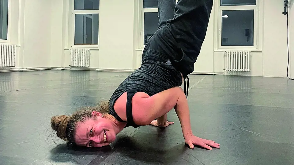 Anežka se od pěti let do začátku studia na DAMU věnovala moderní gymnastice.