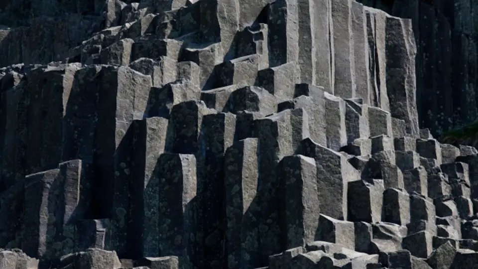 Národní přírodní památka Panská skála, na které se nacházejí kamenné varhany vzniklé sloupcovitou odlučností čediče při tuhnutí magmatu.