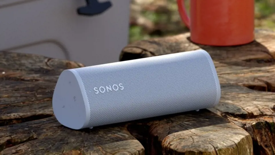 Reproduktor Sonos Roam se dá připojit přes Wi-Fi nebo i Bluetooth a ovládá se prostřednictvím aplikace nebo hlasového asistenta, cena 5290 Kč