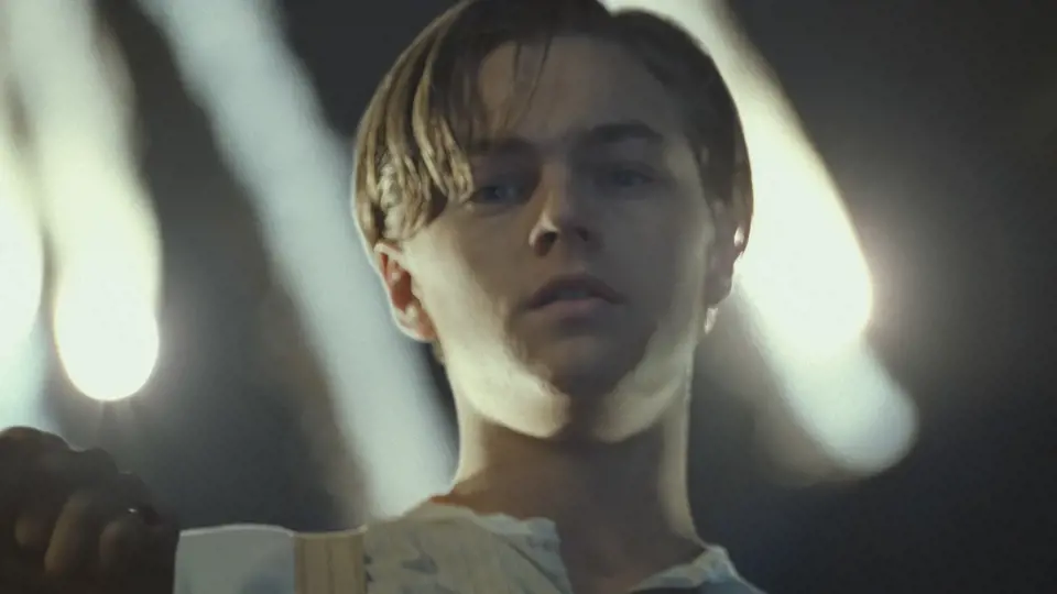 Leonardo DiCaprio jako Jack v Titanicu.