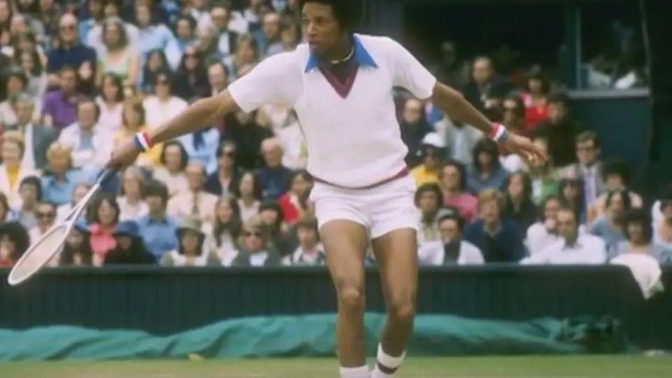 Arthur Ashe (1943-1993) - Arthur Ashe byl prvním a dosud jediným tenistou tmavé pleti, který vyhrál Grand Slam ve dvouhře. Jako první Afroameričan reprezentoval v roce 1963 daviscupový tým USA. Pravděpodobně se nakazil při krevní transfúzi.